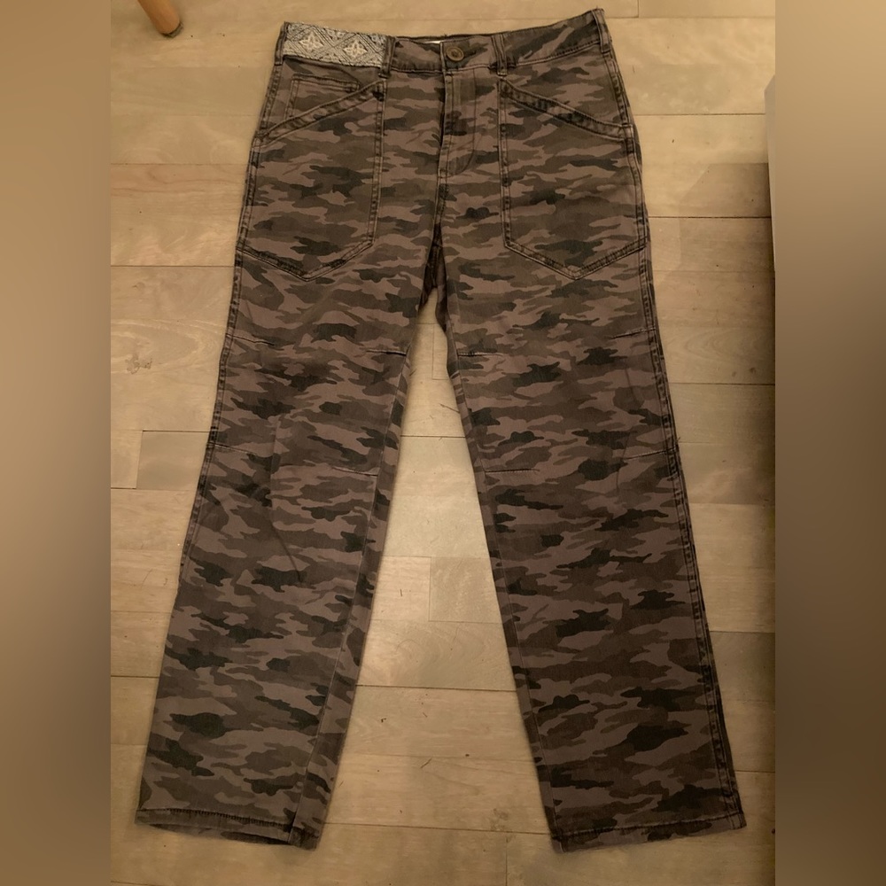 Anthropologie cropped camo pants 27